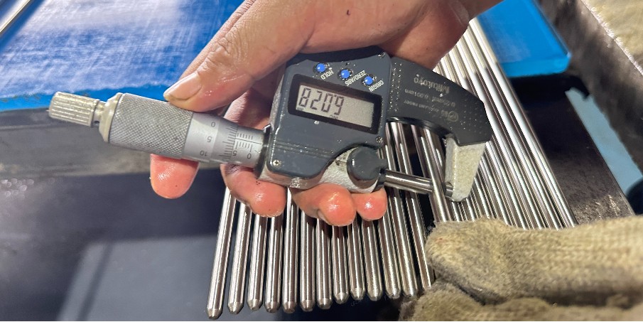 11SMnPb30和1215钢材对比：哪个更适合批量加工？